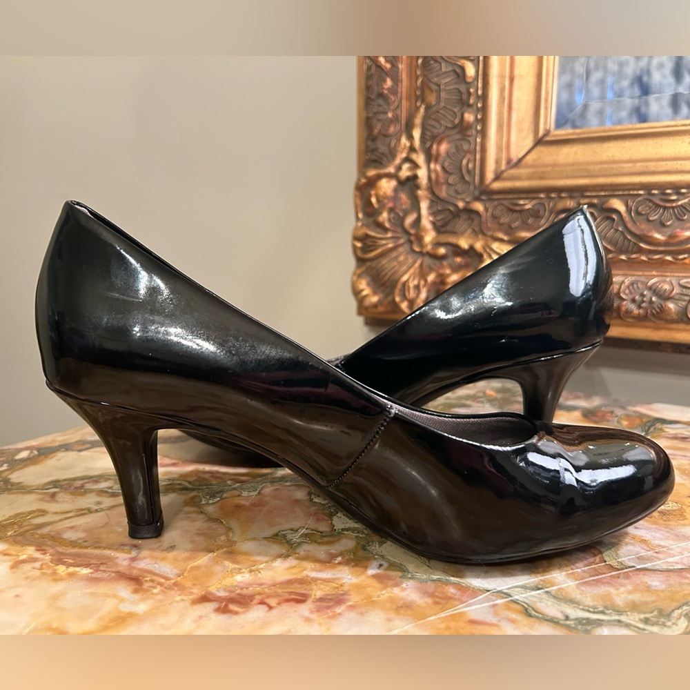 Life Stride size 7.5. Patent leather black heels